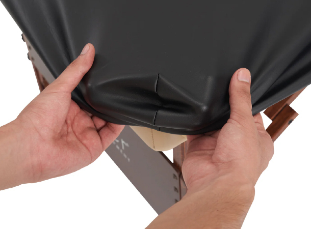 Easy-to-clean fitted vinyl table protector